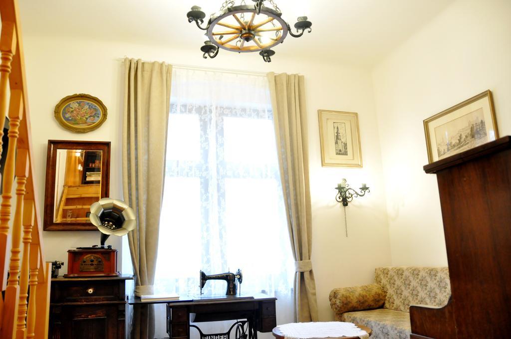 Traditional Slovak Apartment Братислава Экстерьер фото